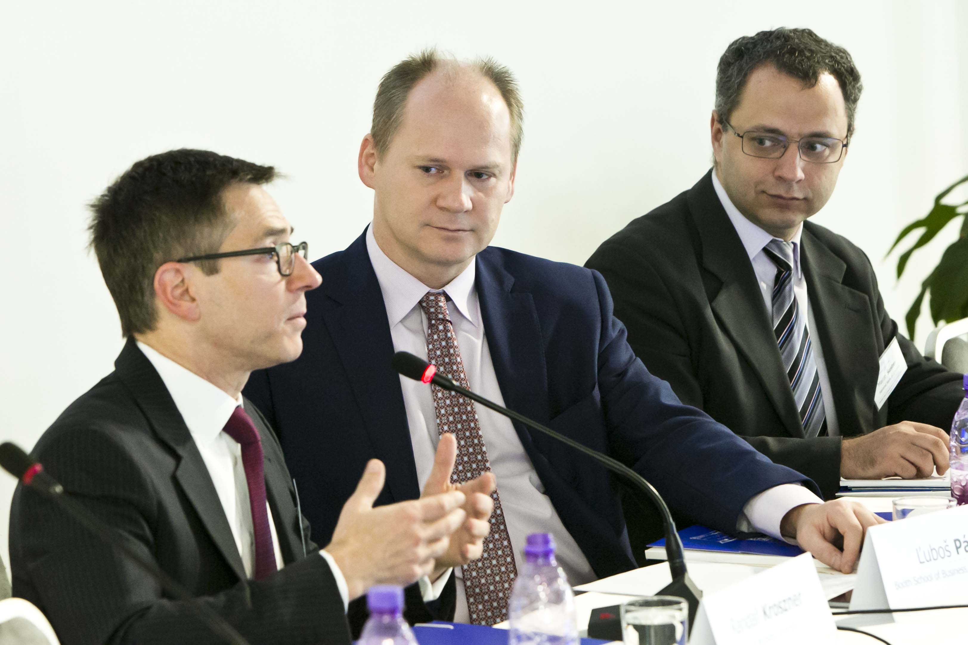 zľava: Randall Kroszner, Ľuboš Pástor a Martin Šuster, riaditeľ odboru výskumu NBS
