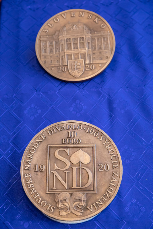 NBS začala predávať striebornú zberateľskú euromincu k 100. výročiu založenia SND