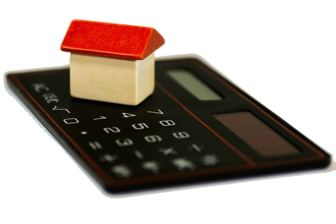 Drevený domček s červenou strechou z detských kociek stojaci na vreckovej kalkulačke