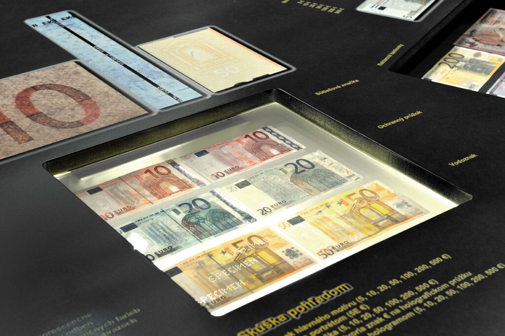 Ochranné prvky eurových bankoviek v sklenenej vitríne