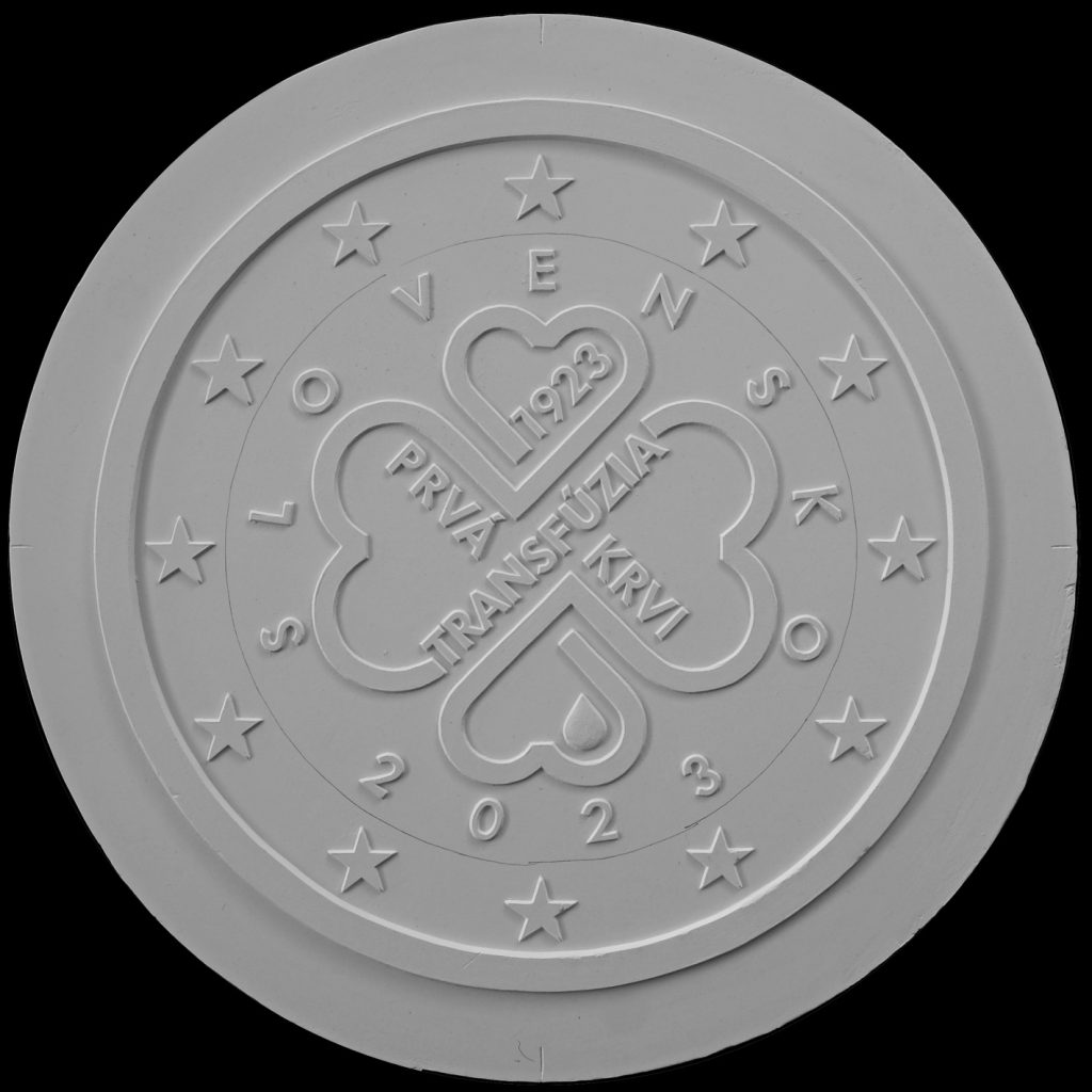 Sadrový návrh národnej strany euromince: kaligraficky štylizovaný nepravidelný štvorlístok