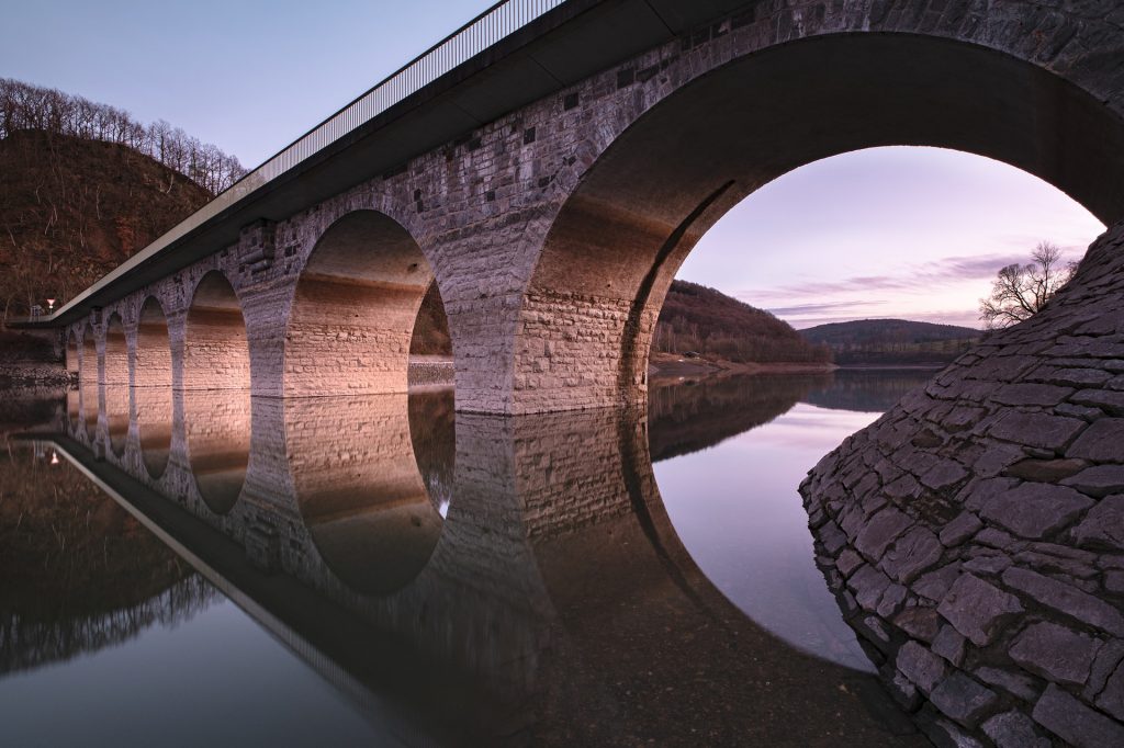 Kamenný oblúkový most ponad rieku