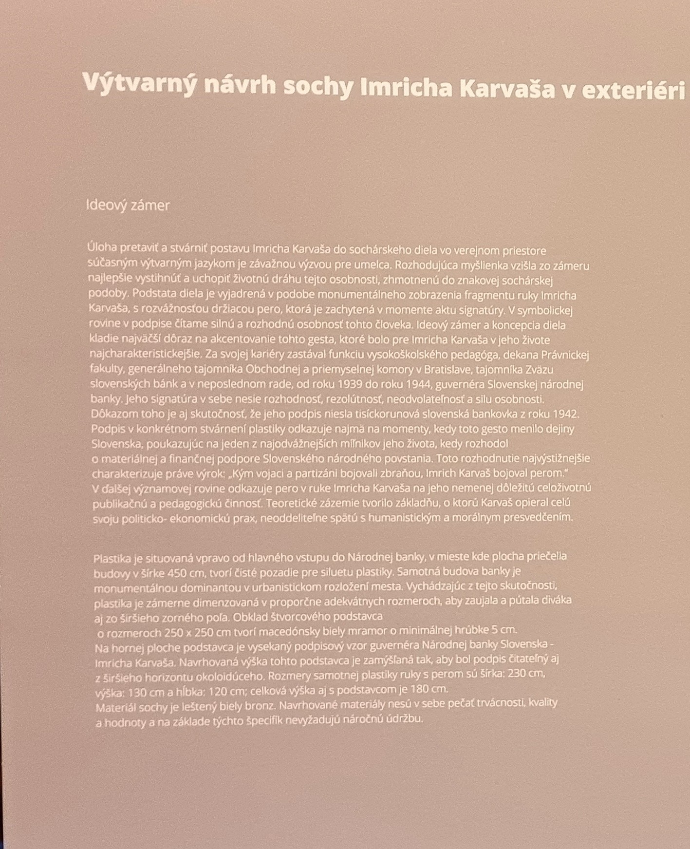 O národnej banke, Výtvarný návrh sochy Imricha Karvaša v exteriéri budovy NBS
