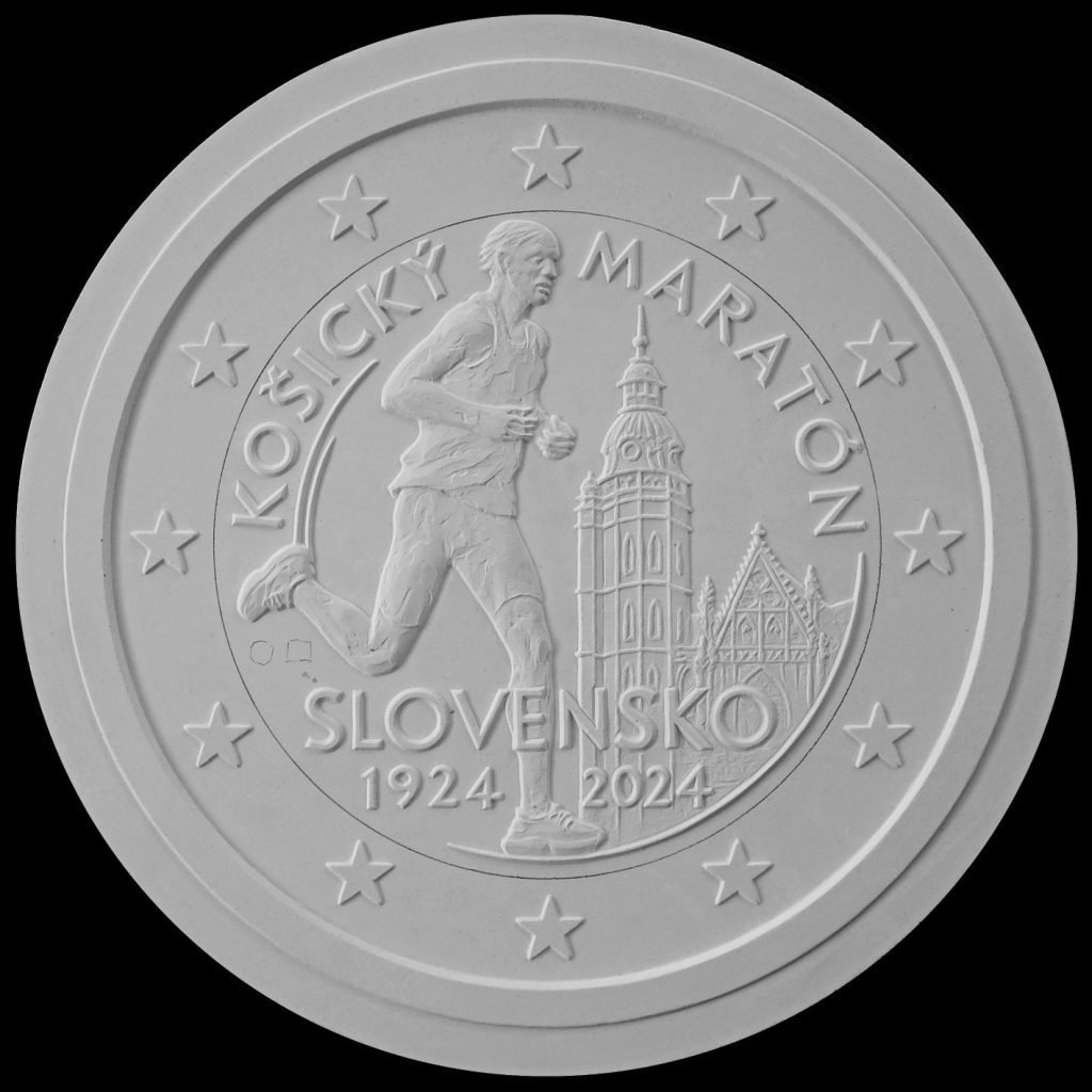 Sadrový víťazný návrh národnej strany euromince: maratónsky bežec s pozadím Dómu sv. Alžbety v Košiciach